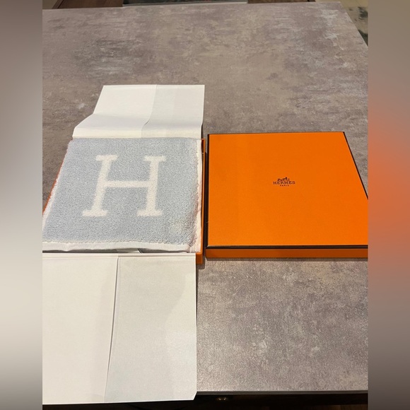 Hermes hand towel NWT box and tissue included - Picture 4 of 6